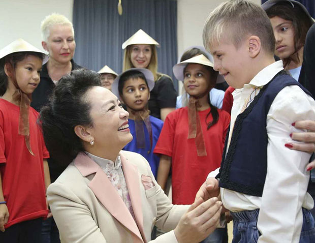 Прва дама Кине запевала са децом